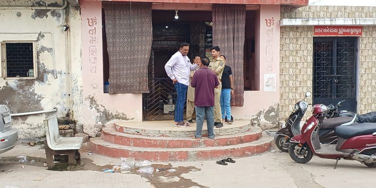 જામનગરમાં H.J. Vyas મીઠાઈવાળા વેપારીએ જાતે લમણે ગોળી ધરબી દીધી..