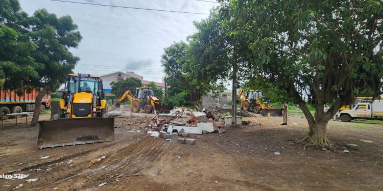 જામનગર : ફોરલેન રોડ માટે ગેરકાયદે બાંધકામો હટાવતું તંત્ર…