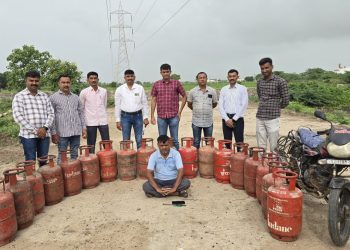 સસ્પેન્ડ શિક્ષક આંગણવાડીઓમાંથી કરતો હતો બાટલાઓની ચોરી.!