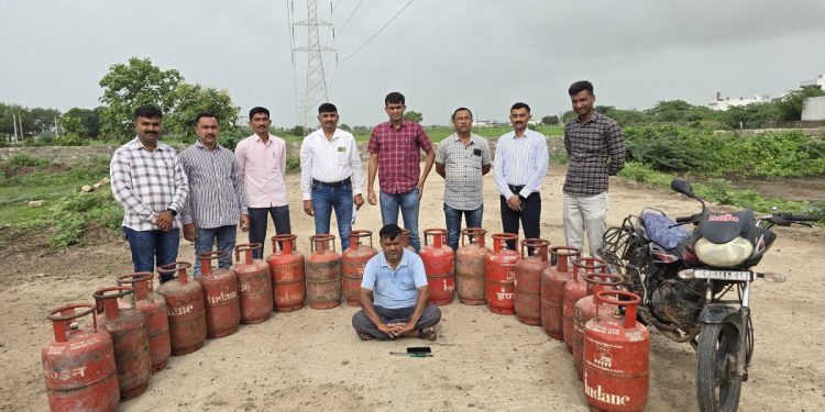 સસ્પેન્ડ શિક્ષક આંગણવાડીઓમાંથી કરતો હતો બાટલાઓની ચોરી.!