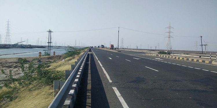 ટ્રિપલ અકસ્માત થતાં બે વાહનમાં આગ ફાટી નીકળી અને ચારના મોત…