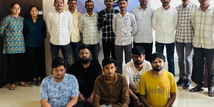 ખંભાળિયા: સરળતાથી લોનની લાલચ આપીને છેતરપીંડી કરવા સબબ પાંચ શખ્સો ઝડપાયા