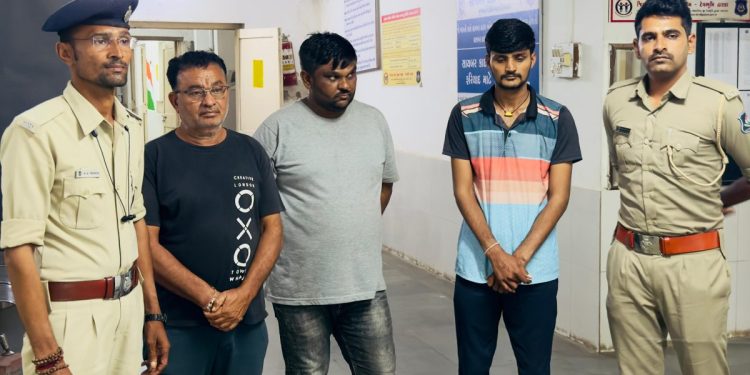 દ્વારકામાં બોગસ દસ્તાવેજના આધારે જમીન કૌભાંડનો થયો પર્દાફાશ: ત્રણ શખ્સો ઝડપાયા