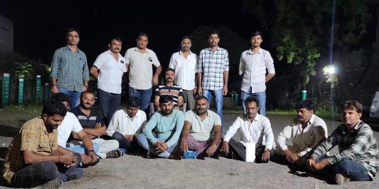 ખંભાળિયા: ભારા બેરાજા ગામે જુગારના અખાડા પર LCBનો દરોડો, લાખોની રોકડ હતી પટમાં