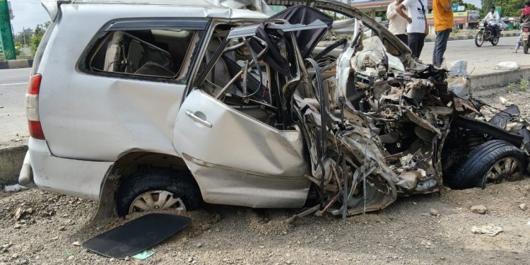 ખંભાળિયા નજીક ટ્રકની ઈનોવા કાર સાથે ભયાવહ ટક્કર: પિતરાઈ ભાઈઓના કરુણ મોત