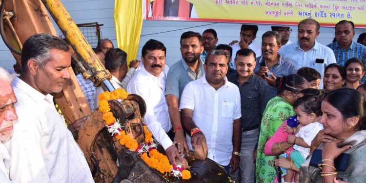 જામનગર:વોર્ડ નંબર 15 અને 16 માં રૂ. 298 લાખના વિકાસકામોનો MLA દિવ્યેશ અકબરીએ કરાવ્યો આરંભ