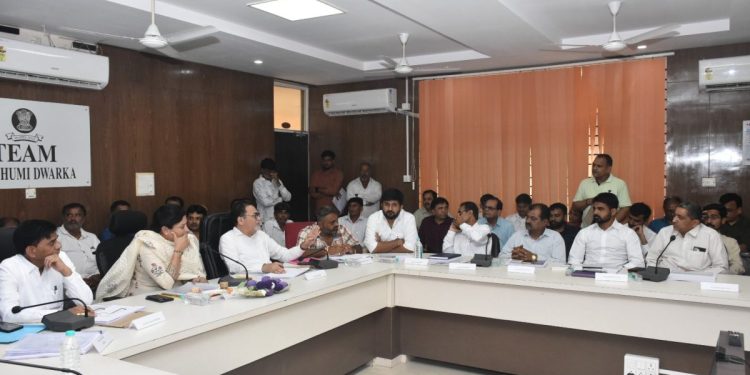 સાંસદ પૂનમબેન માડમની અધ્યક્ષતામાં દ્વારકા જિલ્લાની દિશા સમિતિની બેઠક યોજાઇ