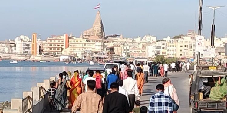 દ્વારકા નગરીમાં નૂતનવર્ષના તહેવારોની ધાર્મિક હર્ષોલ્લાસ સાથે ઊજવણી કરાઈ, હકડેઠઠ જનમેદની મળી જોવા