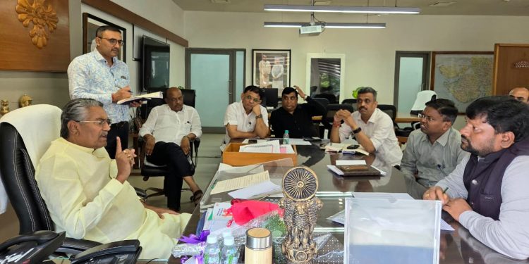 ટેકાના ભાવે કપાસની ખરીદી, કૃષિમંત્રી રાઘવજી પટેલે ખરીદી સમયે તાલુકા દીઠ ઓછામાં ઓછા બે ખરીદ કેન્દ્રો રાખવા સૂચન કર્યું