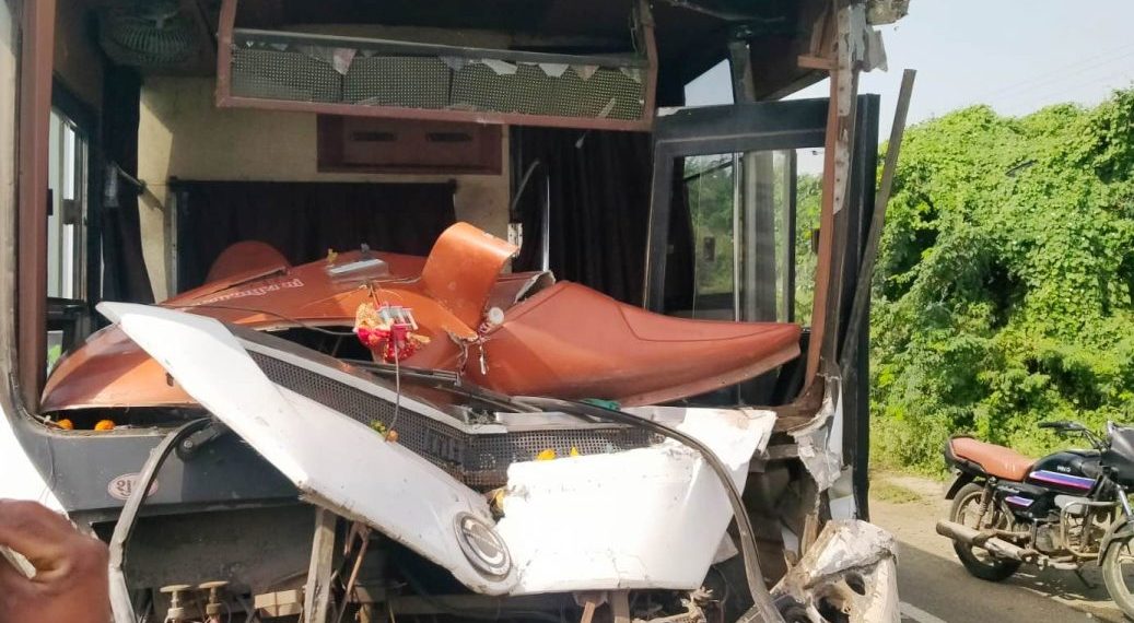 ધ્રોલ જામનગર હાઈવે પર બસ અને ડમ્પર ટકરાયા