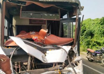 ધ્રોલ જામનગર હાઈવે પર બસ અને ડમ્પર ટકરાયા