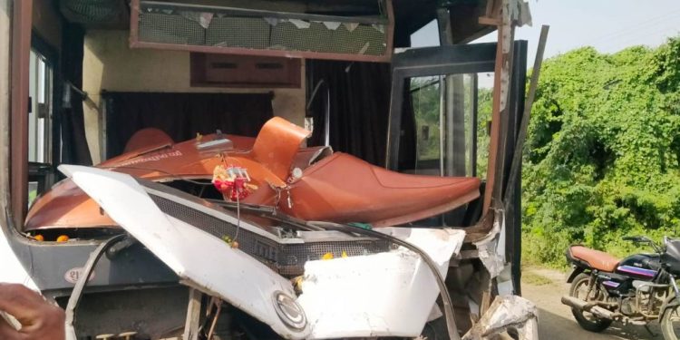 ધ્રોલ જામનગર હાઈવે પર બસ અને ડમ્પર ટકરાયા