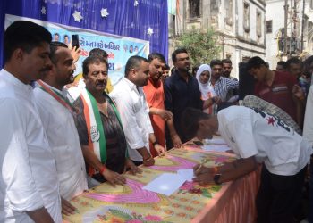જામનગર:યુથ કોંગ્રેસ દ્વારા વોટ ચોર ગાદી છોડ અંતર્ગત સહી ઝુંબેશ