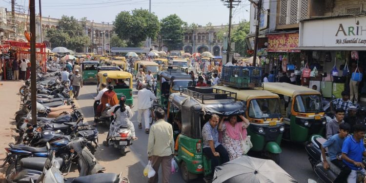 જામનગરમાં તહેવારો ટાણે બેફામ ટ્રાફિક અવ્યવસ્થાઓથી લાખો નગરજનો હેરાન પરેશાન..!
