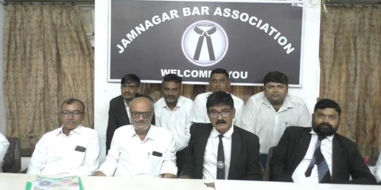 જામનગરમાં વકીલની ધરપકડના પગલે, વકીલો-પોલીસ અધિકારી આમનેસામને…
