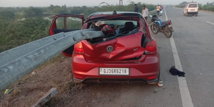ખંભાળિયા નજીક કાર અકસ્માત: આશાસ્પદ યુવાનનું કરુણ મૃત્યુ 2 ને ગંભીર ઈજાઓ 