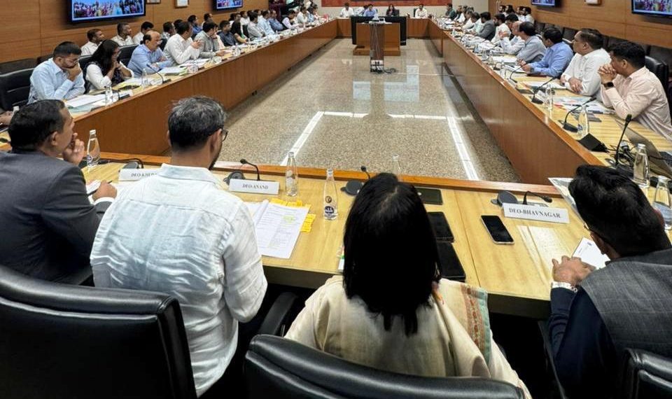 ગાંધીનગર ખાતે રાજ્યભરના જિલ્લા ચૂંટણી અધિકારીઓ અને મ્યુનિસિપલ કમિશનરોની SIR સંદર્ભે ખાસ બેઠક