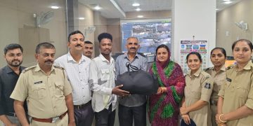 20 લાખના દાગીના ભરેલ બેગ રીક્ષામાં ભુલાઈ…આ રીતે  પોલીસ પહોચી બેગ સુધી