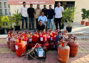 LPG ગેસના બાટલાઓમાંથી કોમર્શીયલ ગેસના બાટલામાં રીફિલીંગ દ્વારકા SOG એ ઝડપી પાડ્યું