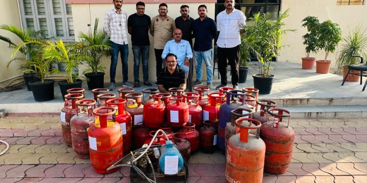 LPG ગેસના બાટલાઓમાંથી કોમર્શીયલ ગેસના બાટલામાં રીફિલીંગ દ્વારકા SOG એ ઝડપી પાડ્યું