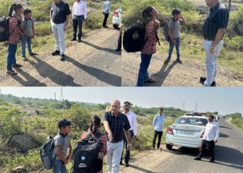 સનદી અધિકારીની સહજતા: શાળાએ જઈ રહેલા બાળકોના સમૂહ સાથે કલેકટરે વાતો કરી શિક્ષણનું મહત્વ સમજાવ્યું