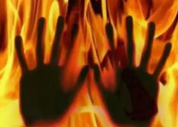 ઓખામાં નવપરિણીત યુવાને કેરોસીન છાંટીને દીવાસળી ચાંપ્યા બાદ પત્ની સાથે બાથ ભીડી