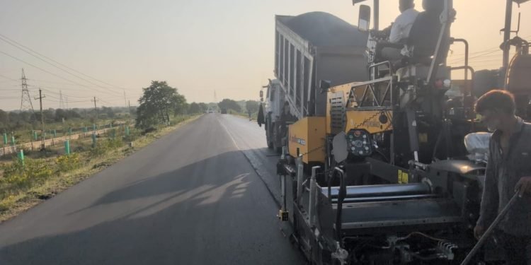 લાલપુરથી ત્રણ પાટિયા સુધીના સ્ટેટ હાઈવેનું રિસર્ફેસીંગ કામ શરૂ