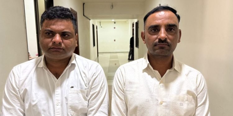 ACBનો પૂર્વ અધિકારી ખુદ લાંચમાં ઝડપાઈ જતાં, ગાંધીનગરમાં સનસનાટી…