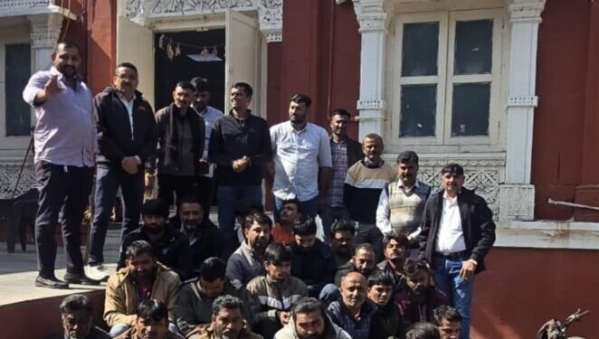 લાલપુરના સેવકભરૂડીયા ગામે ધોડીપાસાના જુગાર પર LCBનો દરોડો, દ્વારકાથી પણ ખેલેયાઓ પહોચ્યા હતા