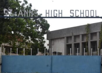 જામનગરની સેન્ટ આન્સ સ્કૂલમાં વધુ ફી મુદ્દે હોબાળો..